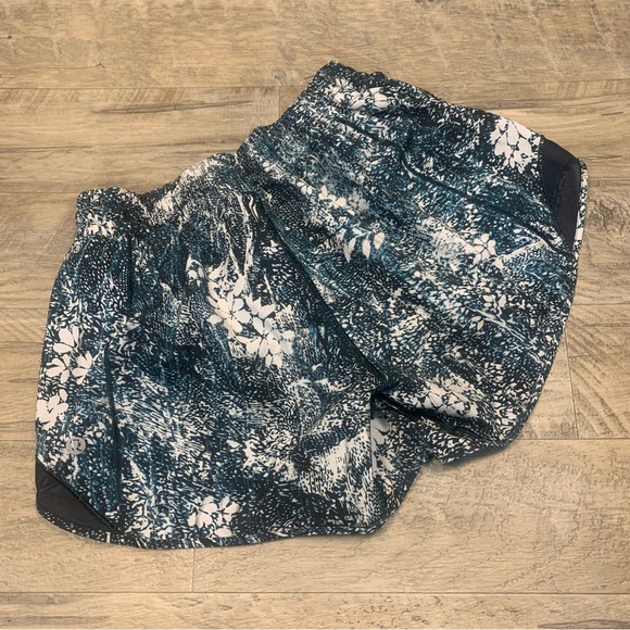 Lululemon Hotty Hot Shorts ll Tall Wildwood White Multi Teal - Picture 6 of 10